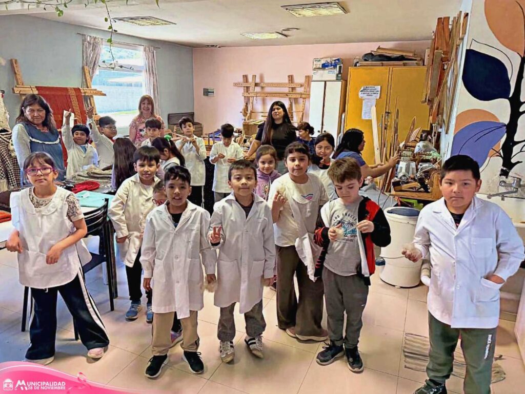 Visita escolar al Taller de Hilado y Telar