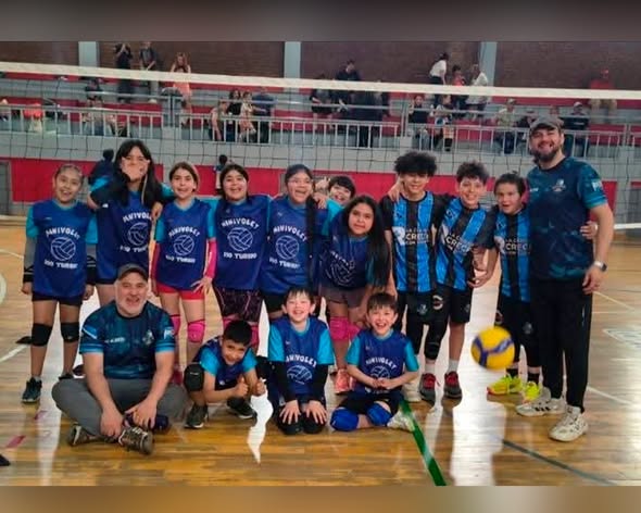Participación de la Escuela Municipal de Vóley Dante Cantarutti en un encuentro de minivóley en El Calafate