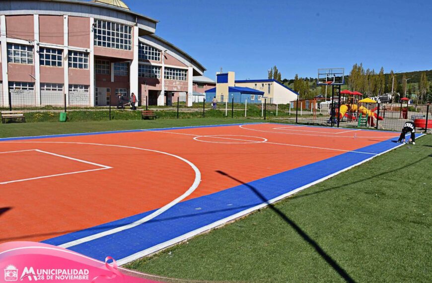 Tareas de pintura y mantenimiento en la cancha de básquet municipal