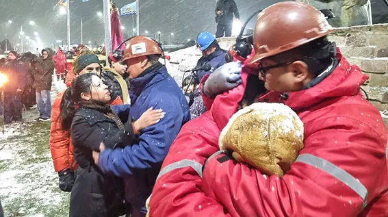 Rio-Turbio-los-hijos-de-Silverio-Mendez-se-abrazan-con-compañeros-de-su-padre-en-el-acto