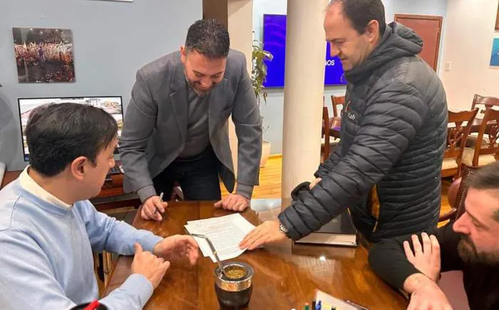 700x435_pablo_grasso_firmo_el_contrato_de_locacion_para_la_casa_del_estudiante_en_cordoba2024624