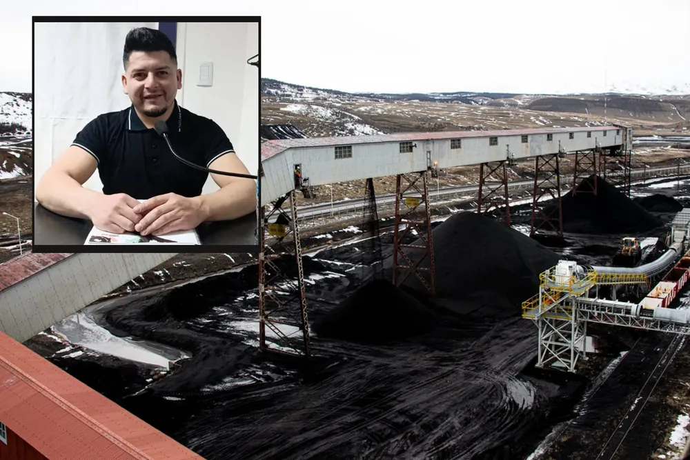 Tarjeta de Presentación Diseñadora Web Minimalista Tipográfico Blanco y Negro (10)